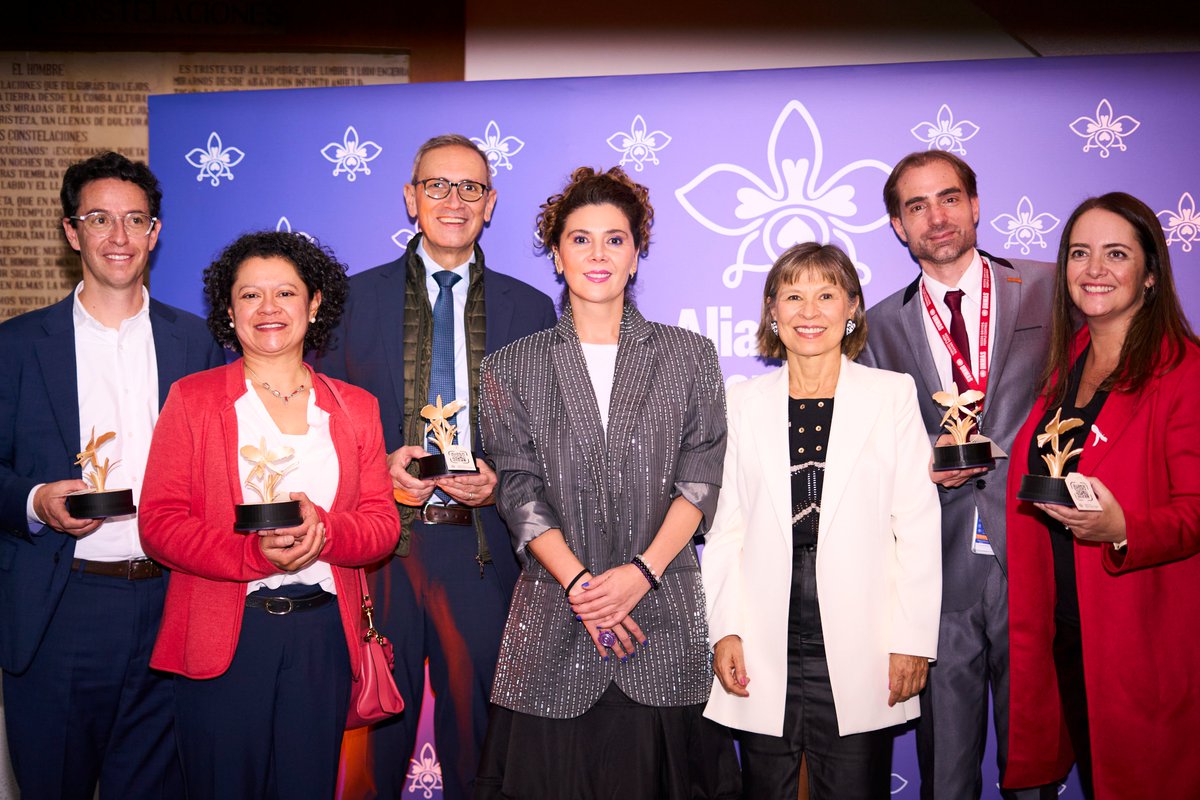 UNMAS's tweet photo. #UNMAS Colombia proudly receives the “Alianzas por la Paz” award. Thank you to @APCColombia for this recognition and to our partners #OCCP–AICMA and @FundacionBarco for an alliance that strengthens community protection, saves lives, and builds resilience. https://t.co/MGc9g6rZNF