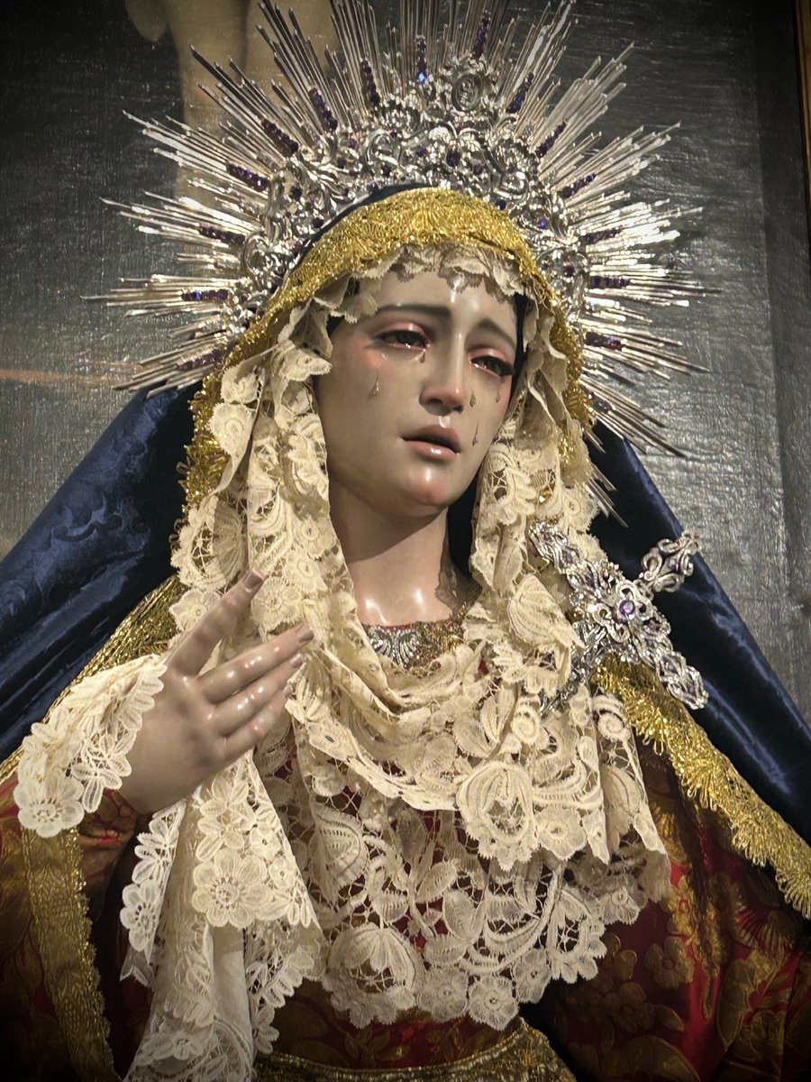 En esta noche fue ataviada María Santísima de la Quinta Angustia para la Solemnidad de la #InmaculadaConcepción Pío IX proclamó solemnemente en 1854 el dogma #CordobaEsp #ParroquiaDeLaMerced