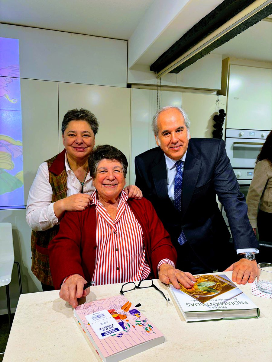 Un placer acompañar a <a href="/rosa_tovar_l/">Rosa Tovar</a> en la presentación de su libro De ida y vuelta. Y más con mi presidente, #luissuaresdelezo .Todo en <a href="/apuntolibreria/">Apunto</a>,un lugar de referencia. Este fin de semana comienzo la lectura!