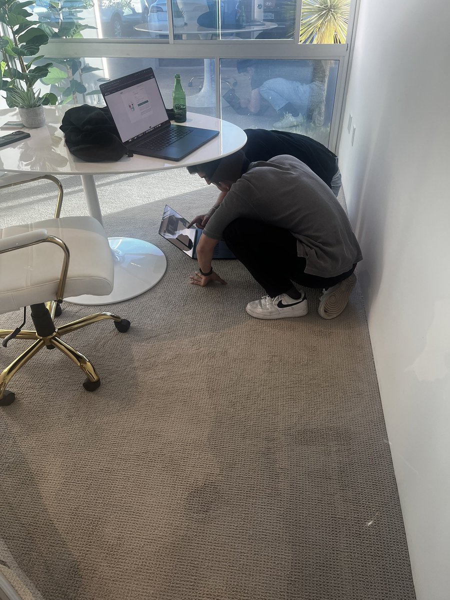 Real time footage of founders getting down into the weeds to solve millions of dollar problems 

<a href="/BoraMutluoglu/">Bora | Reacher</a> <a href="/JerryQian_/">Jerry Qian</a>