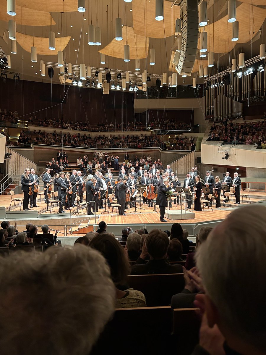 Fita històrica l’assolida per Jordi Savall, avui, en el seu debut al capdavant de la <a href="/BerlinPhil/">Berliner Philharmoniker</a> amb un concert per al record i que, personalment, recordaré durant molt temps. Felicitats, Mestre! <a href="/FundacioCIMA/">Jordi Savall: Fundació CIMA</a>