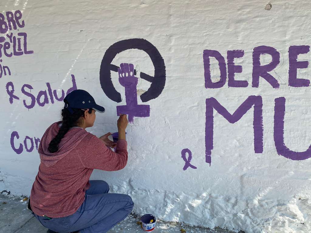 Acompañamos a las mujeres y niñas de Temixco en la colonia Solidaridad, juntas dimos vida a “Violencias: La huella del dolor”. Fuimos parte de un gesto colectivo donde cada trazo recalcó nuestro derecho: vivir sin miedo, vivir con dignidad, vivir en libertad en #LaTierraQueNosUne