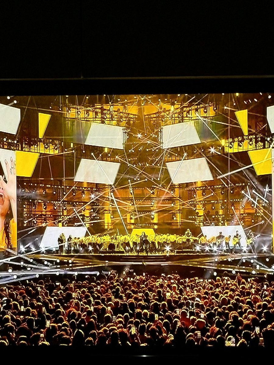 IlaSpring's tweet photo. Quanto ti adoroooo! @LauraPausini https://t.co/OHcJsIpsfF