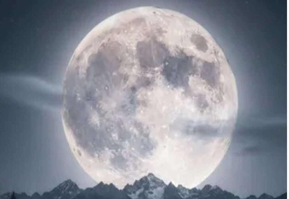 Hoy la luna será la más alta, la llaman Súper Luna fría. ¡Qué maravilla! 🥰 luna 🌓