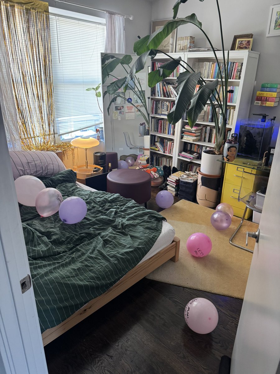 sweet_lovemaker's tweet image. my boyfriend decorated our bedroom to welcome me back after a weeklong trip he is single-handedly keeping romance alive