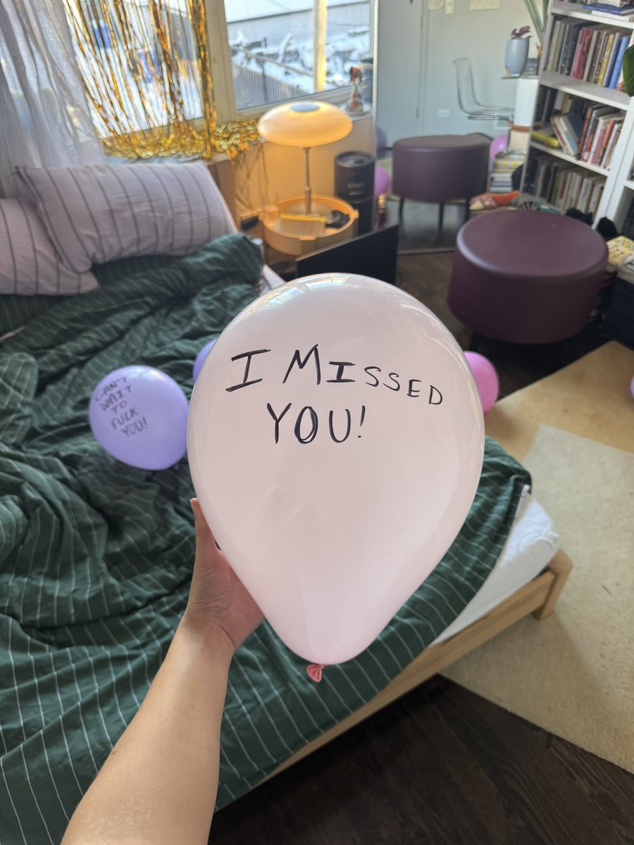 sweet_lovemaker's tweet image. my boyfriend decorated our bedroom to welcome me back after a weeklong trip he is single-handedly keeping romance alive