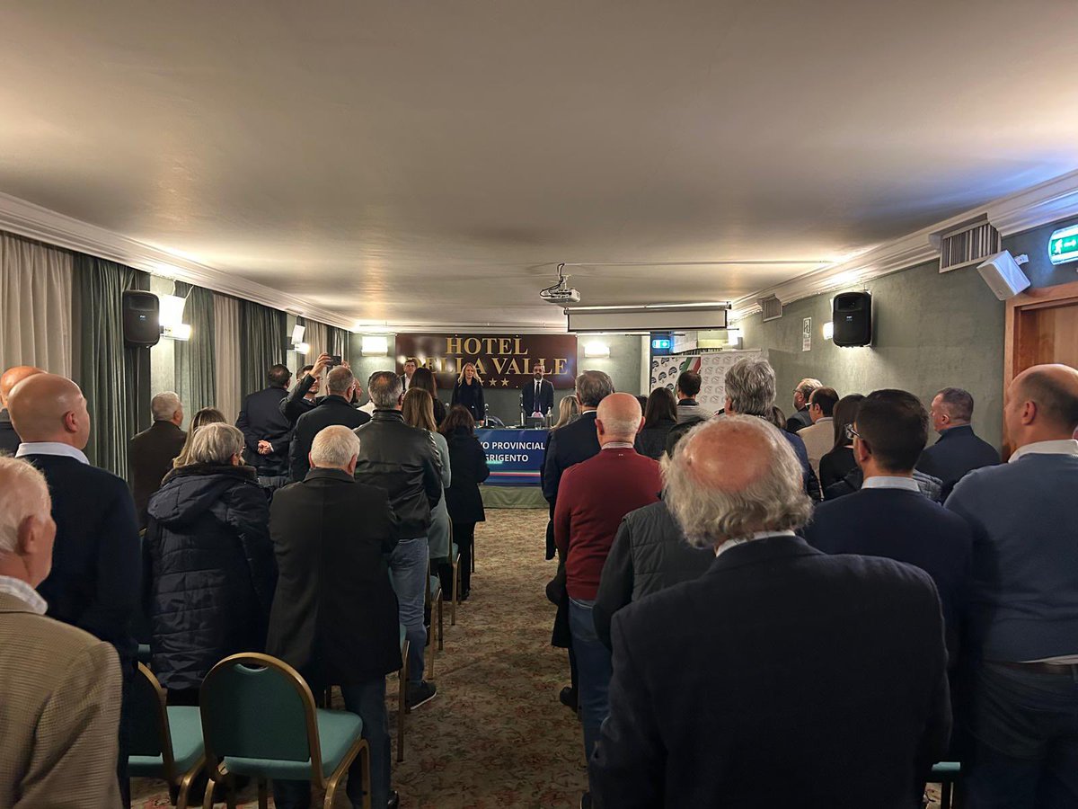 Sala gremita ad Agrigento per l’incontro sulla sicurezza, dai centri urbani all’ambiente, promosso dal direttivo provinciale di Fratelli d'Italia e dal coordinatore Adriano Barba.

Amministratori, sindaci e dirigenti hanno condiviso esperienze e criticità del territorio, con