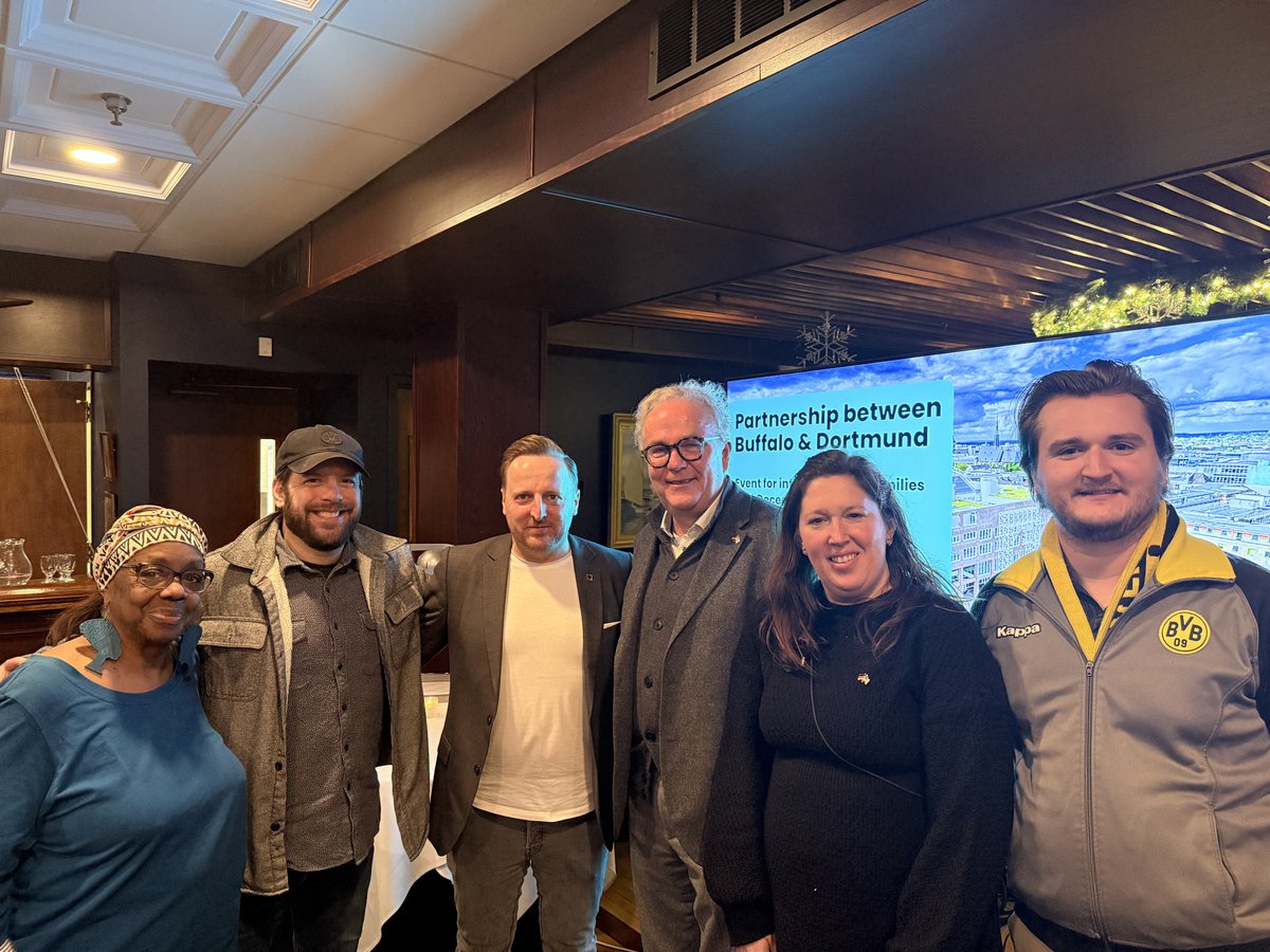 FCBuffalo's tweet image. In 2019 we had the privilege of representing @BuffaloDortmund in 🇩🇪 as part of a wonderful Sister City relationship with @stadtdortmund 

How incredible to still know and love the same folks all these years later.

Learn about hosting Dortmund students: buffalo-dortmund.de/?fbclid=IwY2xj…