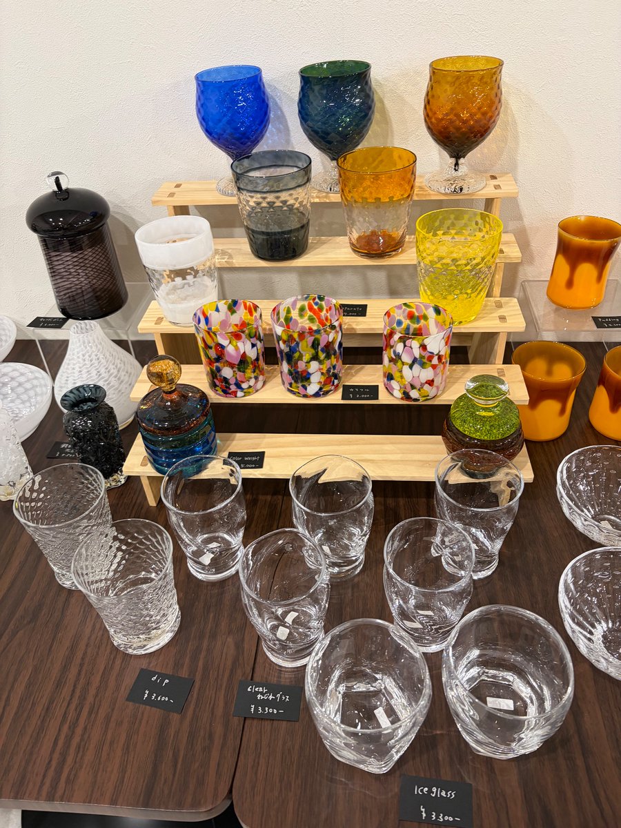 まんが『だいすき！いとしのムーコ』のモデルの1人、コマツソウイチさん( <a href="/vetro09/">コマツソウイチ</a>  )の吹きガラス展示会へ行ってきました🐕
埼玉の戸田まで来てくださってありがとうございましたw
ぬいぐるみムーコと撮ったグラスと一輪挿しを購入しました🐕