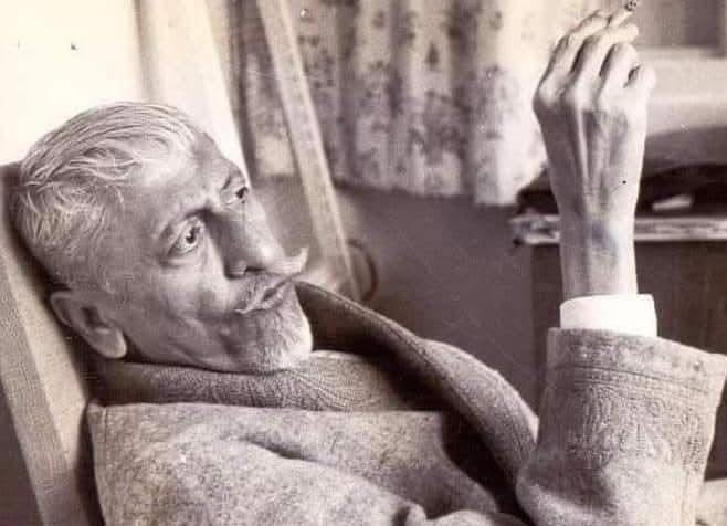 مولانا عبدالکلام آزاد ۔۔۔۔۔۔
اپنی کامیاب زندگی کے تجربات اور اس کے راز بتاتے ہیں۔۔۔۔۔۔۔۔۔
✓ میں نے مسلسل 22 سال پڑھایا، کبھی حاضری نہیں لی۔ میری کلاس اتنی دلچسپ ہوتی تھی کہ طلباء کو آنا ہی پڑتا تھا۔
✓میں نے کبھی اپنی کلاس میں خوف پیدا کرنے کی کوشش نہیں کی، جس سے میری کلاس کے