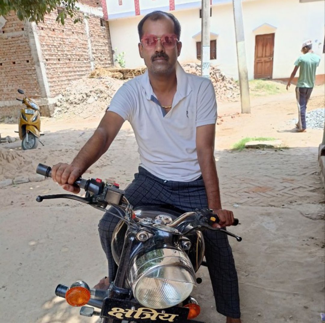 आज गांव आया हु दोस्तो गांव
में आने पर मन बहुत प्रसन्न हो
जाता है किसी को कोई 
टेंशन नहीं सभी लोग
अपनी बिंदास जिन्दगी जीते हैं 
जै श्री राम 🙏