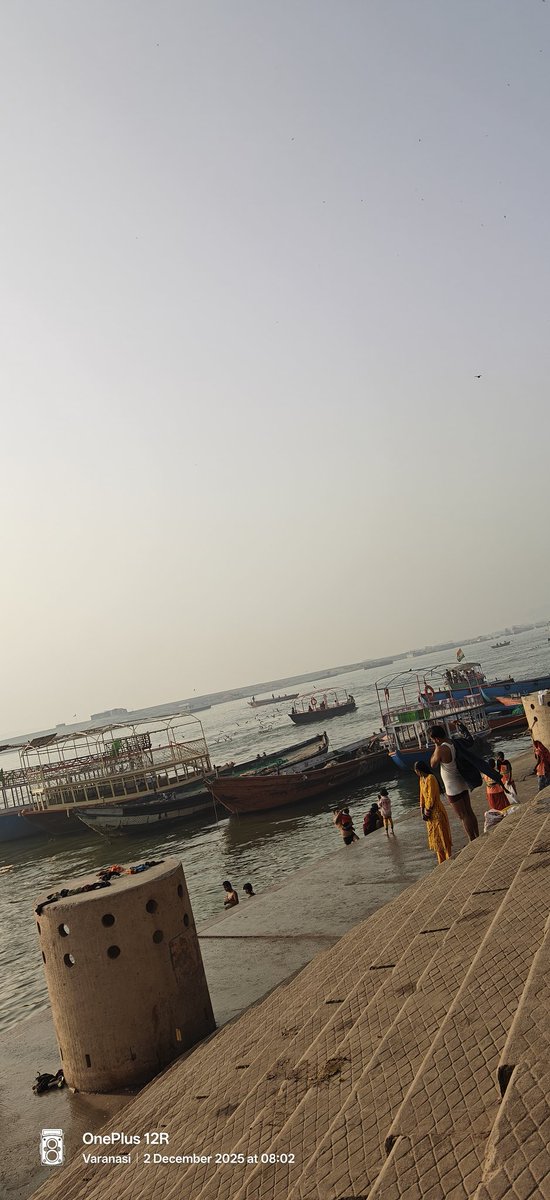 कौन क्या कर रहा है कैसे कर रहा है 
इन सब से जितना दूर रहोगे उतना बेहतर है 

बनारस का सफर ❤️🙌