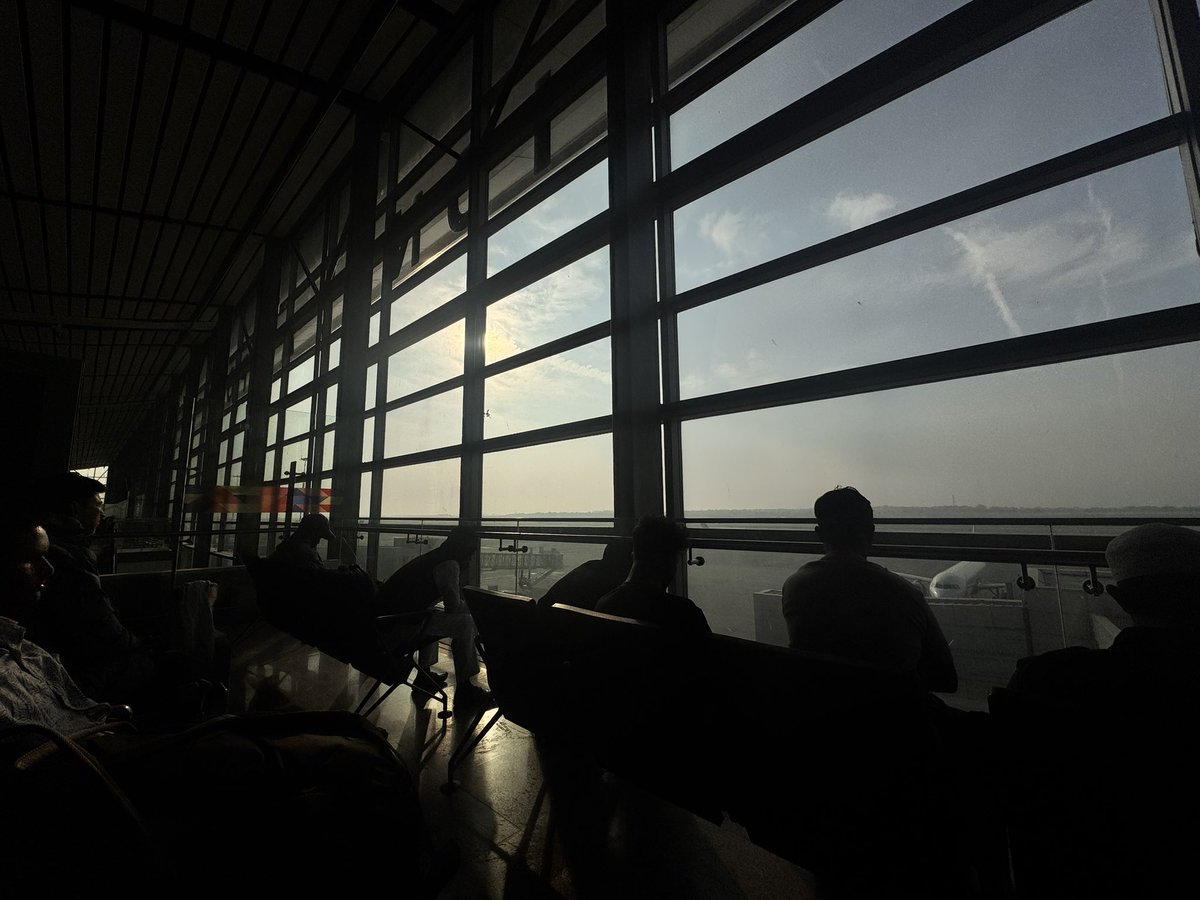 rkant062's tweet photo. First time in my life, no flights have taken off in the last 30 minutes at “Hyderabad” airport. 

Where are the pilots ? Didn’t you hire them enough @IndiGo6E https://t.co/Yy9Svv59rm