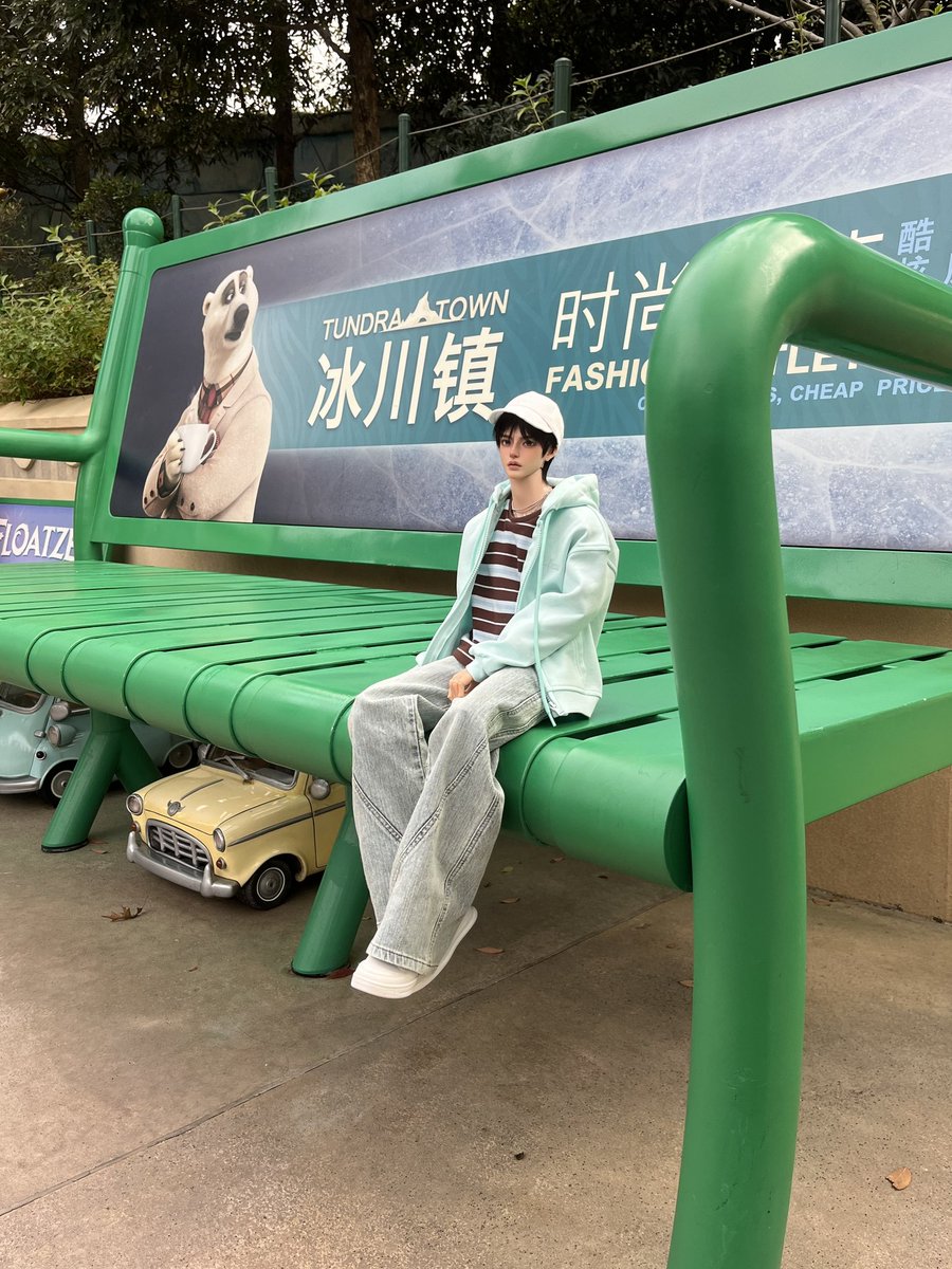 상하이 디즈니랜드에서 찍은 또 다른 사진이에요! 🏰✨
이번에도 BJD와 함께한 특별한 순간들을 나눕니다.
다음 테마로 기대해주세요! 💫