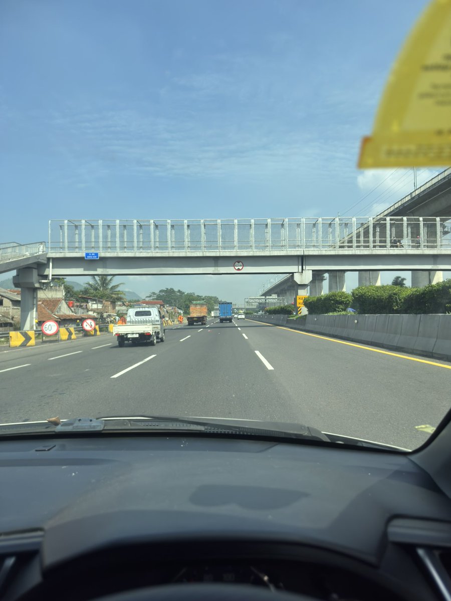 DNgrh94's tweet photo. Jalan yang tiap hari di laluin karyawan kerja pasteur, tinggal di kopo https://t.co/x2l8IoFimz