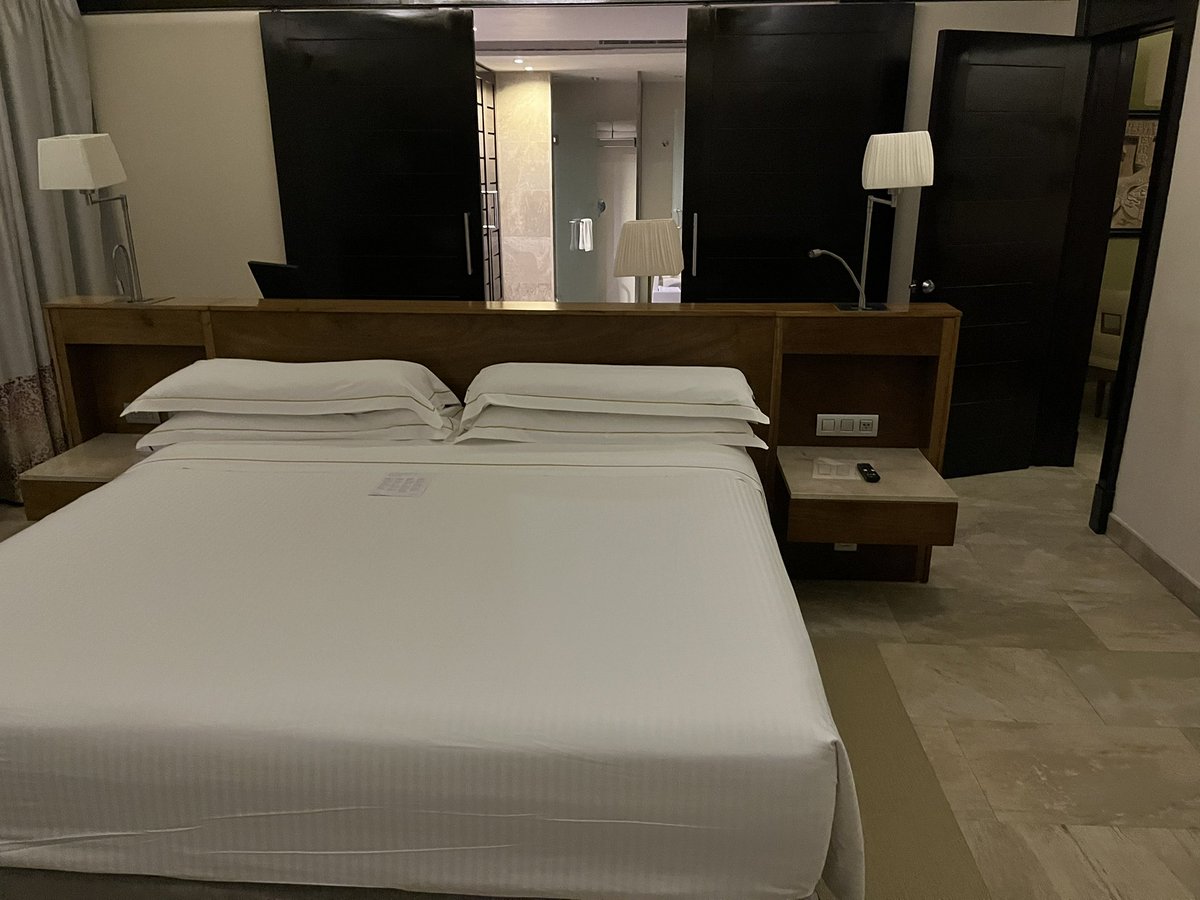 OilersJohn's tweet photo. My room is insane. #FreeUpgrade #BarceloMaya https://t.co/BYQIShzzyy
