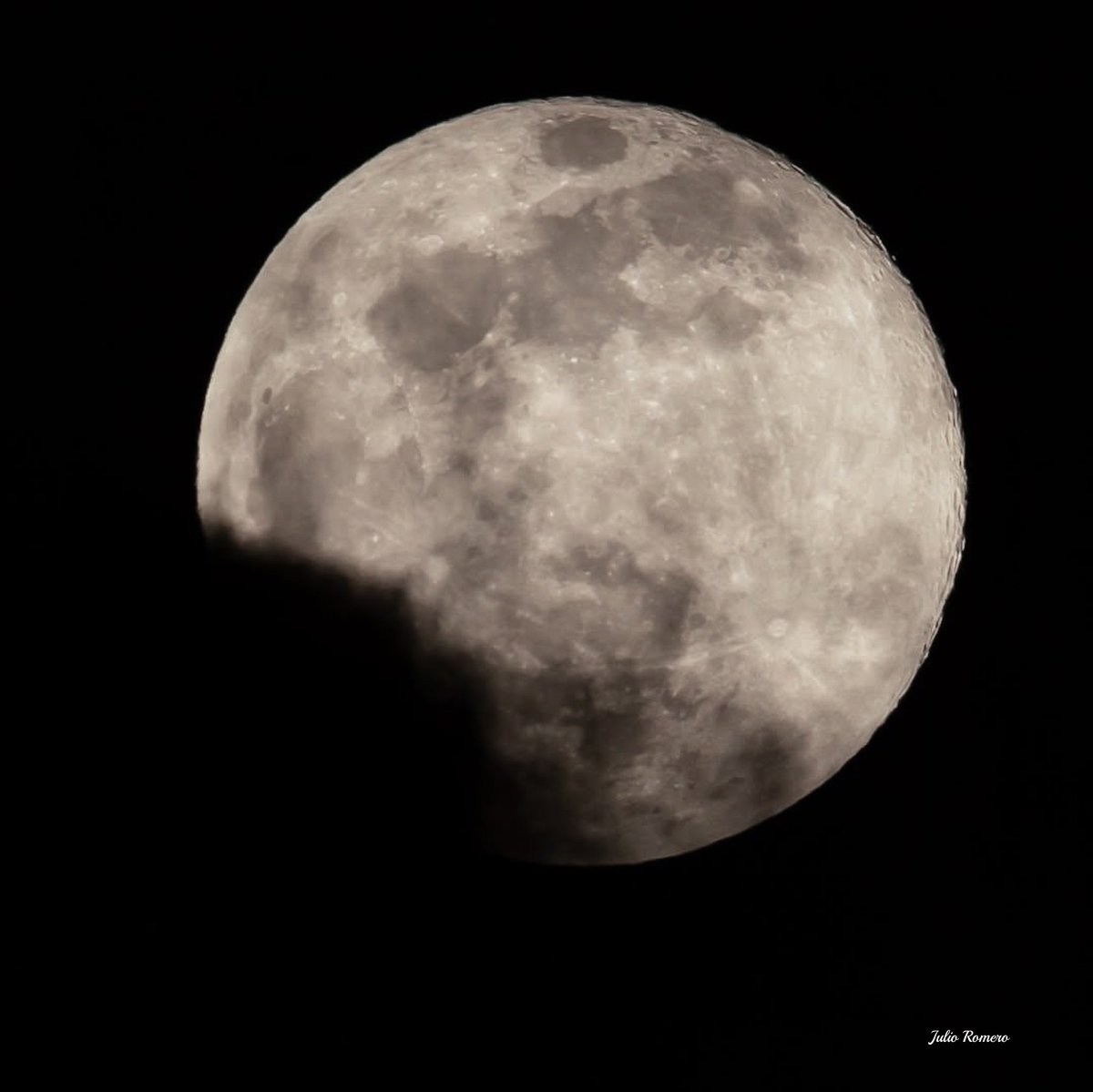 JulioR_romero's tweet photo. Tercera Súper Luna del 2025, la más grande y la más iluminada del año, llamada Luna Fría, está se verá nuevamente hasta el año 2,042.

#fullmoon #superluna2025 #Guatemala https://t.co/yw1UBNYZLq