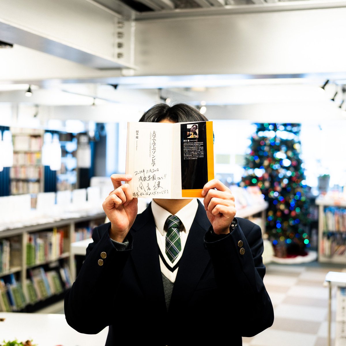 府内某所にて、近畿大学の岡本健先生にサインを頂きました！ ご著作はリブラリアにも蔵書が多数。VTuber、ホラー映画、コンテンツツーリズムまで、清教生にも幅広く読まれています。じっさい、お会いするこの日は「サインもらわなきゃ…」と本を探したのですが、ほとんどが貸出中でびっくり( ﾟДﾟ)