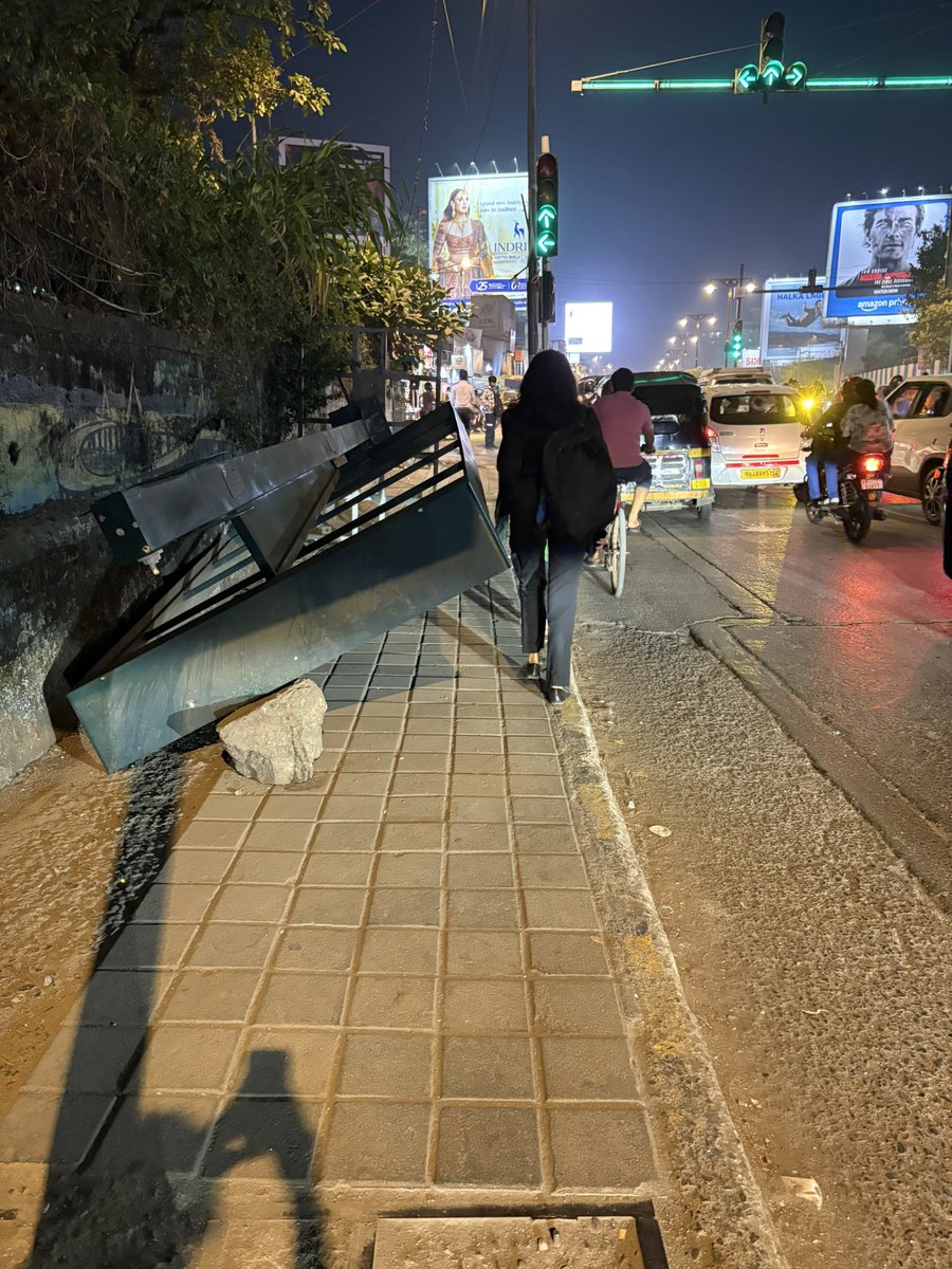 merchant_sonal's tweet photo. @mybmc @mumbaimatterz does the BMC care about pedestrians at all? High pedestrian traffic at Juhu Road and people have to dodge this now too. The footpath on the opposite side is dug up as well. Where should we walk? @ShelarAshish @Dev_Fadnavis @hetalgalabjp https://t.co/gKPGtfUJql
