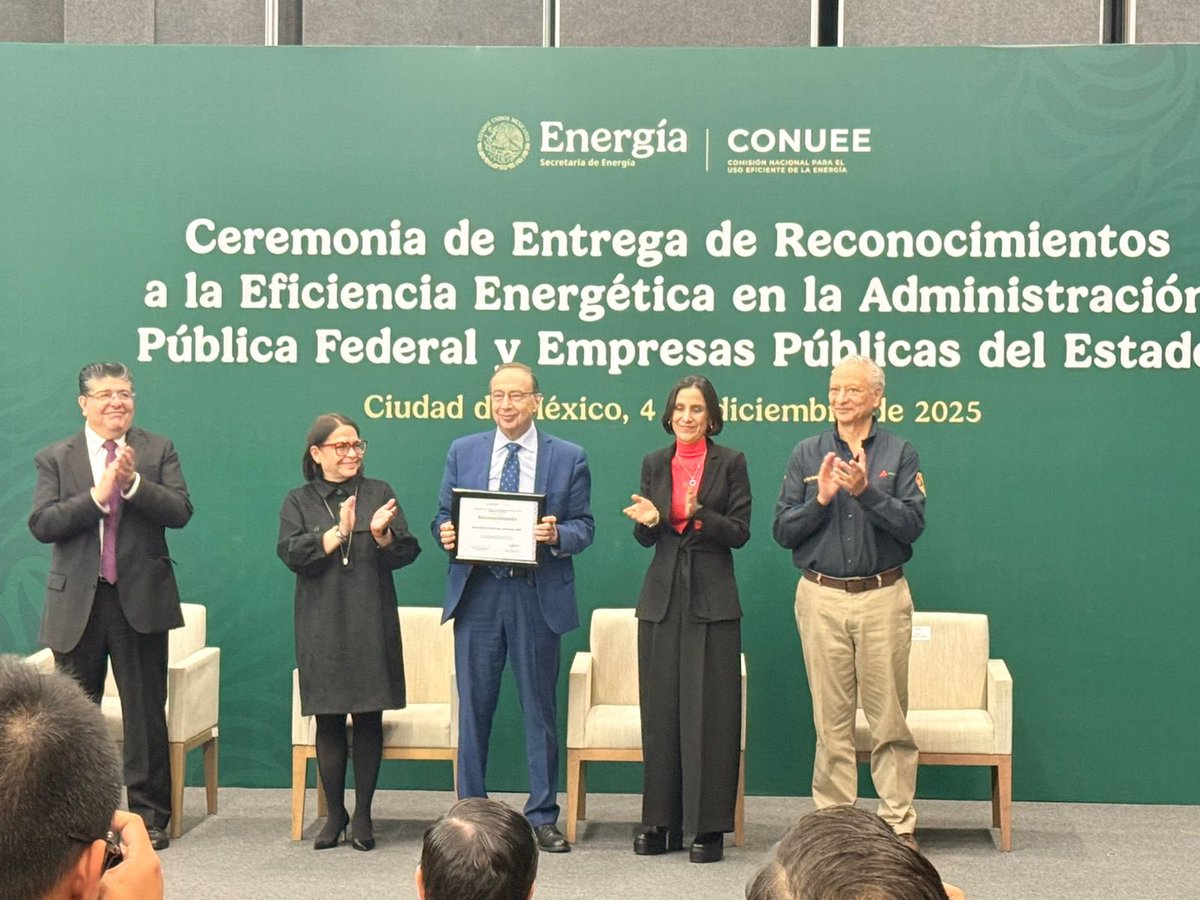 📸 Este jueves, Daniel Lucio Barrera Pérez, titular de la Unidad de Administración y Finanzas de la <a href="/SRE_mx/">Relaciones Exteriores</a>, recibió de manos de Luz Elena González Escobar, secretaria de Energía, y de Israel Jáuregui Nares, director general de la Comisión Nacional para el Uso Eficiente de la