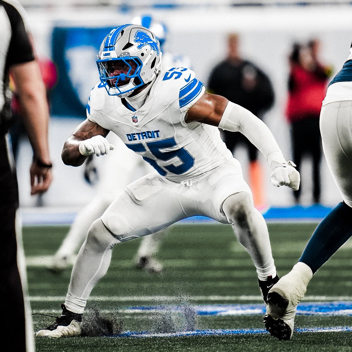 .<a href="/Lions/">Detroit Lions</a> LB Derrick Barnes has produced his first-career regular season INT.

He is Detroit's first LB to produce a season with 4.0 sacks and an INT since Chris Claiborne in 2002.

#OnePride 
#ProBowlVote
