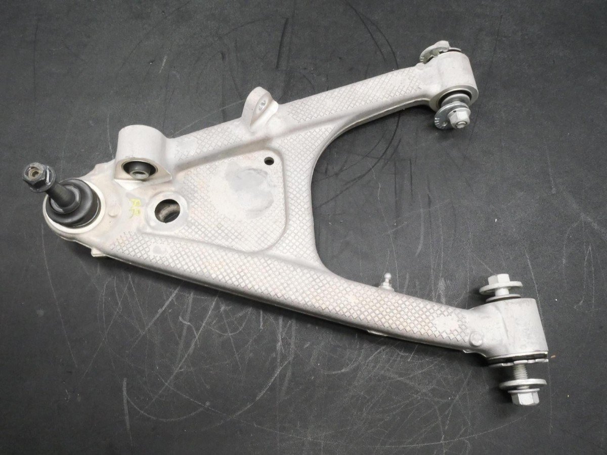 리어 서스펜션도 C7 스타일과 매우 유사합니다. 토 링크, 볼트온 어퍼 컨트롤 암 마운트, 그리고 비슷한 위치에 코일오버/쇼크 픽업이 있는 것을 볼 수 있습니다. C7 스웨이 바 엔드 링크는 컨트롤 암 위쪽에 있지만