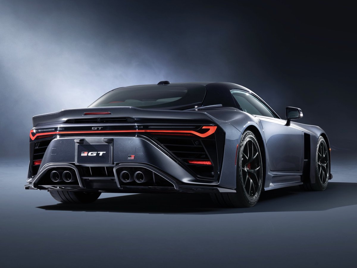 🚨🇯🇵 Toyota et son département sportif Gazoo Racing lève officiellement le voile sur sa nouvelle supercar nommée GR GT :

• L : 4.82 m / l : 2.00 m / H : 1.19 m
• Nouveau V8 4.0L Hybride Bi-Turbo de 650 ch et 800 Nm sur les roues arrière, couplé à une nouvelle BVA8
• Structure