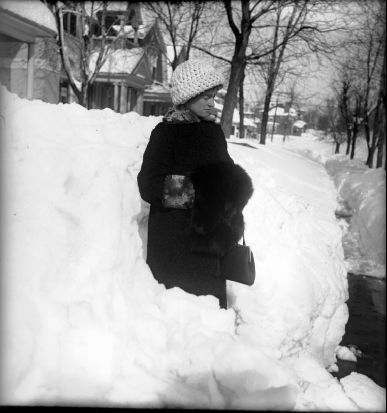 BianchiWeather's tweet photo. Denver's biggest snowstorm peaked 112 years ago today, as over 20" of snow fell on Dec. 4, 1913 alone! 

In all, 45.7" of snow fell between Dec. 1-5 (mostly on the 4+5), Denver's biggest snowstorm on record. 

It took nearly a full month to clean up!

📸: @denverlibrary 

#COwx https://t.co/dg96mLub2u