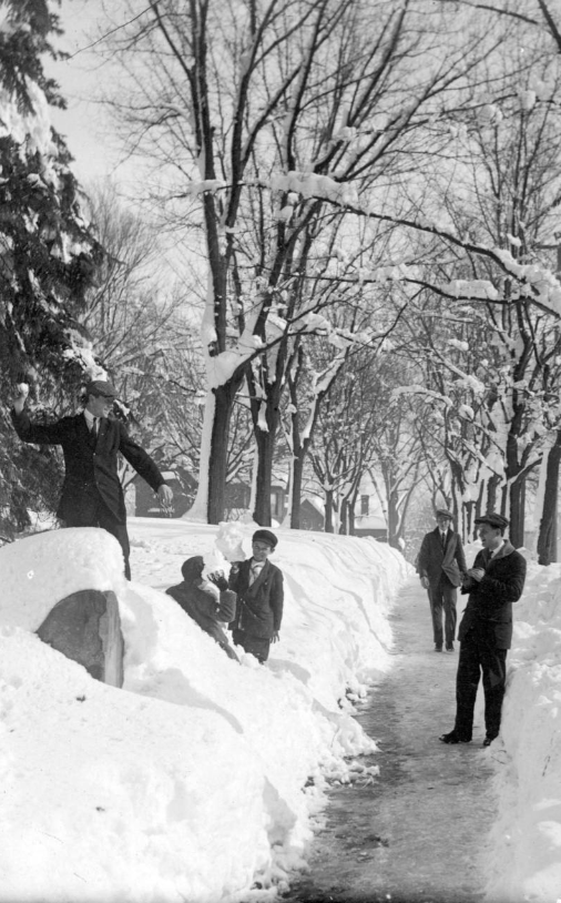 BianchiWeather's tweet photo. Denver's biggest snowstorm peaked 112 years ago today, as over 20" of snow fell on Dec. 4, 1913 alone! 

In all, 45.7" of snow fell between Dec. 1-5 (mostly on the 4+5), Denver's biggest snowstorm on record. 

It took nearly a full month to clean up!

📸: @denverlibrary 

#COwx https://t.co/dg96mLub2u