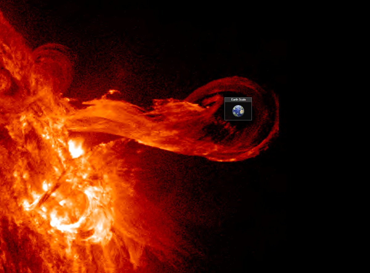 wxKobold's tweet image. It's absolutely fascinating to see the mind-bogglingly energetic events going on on the surface of the sun. The earth could comfortably (well, maybe not comfortable for US) fit within that loop with room to spare!