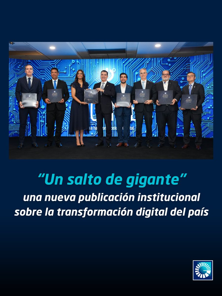 Popularenlinea's tweet photo. Presentamos “Un salto de gigante. El viaje hacia una sociedad digital”, nuestra nueva publicación institucional que analiza la transformación digital de la República Dominicana y su impacto en la vida económica, social y cultural del país.

Esta obra reúne las voces de destacados especialistas: Arturo López Valerio (@alopezvalerio), Mite Nishio (@MiteNishio), Rosario Sang, Eduardo Valcárcel, Fernando Cabrera (@fernand0cabrera), Rolando M. Guzmán, Mirna Eusebio Lithgow y Aitor Palacio (@AitorPalacio).

Durante la presentación, nuestro presidente ejecutivo, señor Christopher Paniagua, destacó que “la verdadera transformación digital no comienza con la tecnología, sino con la gente”, subrayando que el progreso solo es sostenible cuando fortalece capacidades y mejora la vida de las personas.

En nombre de los especialistas del contenido editorial, Arturo López Valerio ofreció unas palabras de agradecimiento y destacó cómo la digitalización, acumulada durante más de seis décadas, ha transformado la productividad, ampliado el acceso financiero y abierto nuevas oportunidades de crecimiento para el país.
Este proyecto se complementa con una plataforma multimedia que incluye el documental “Dominicana ON”, el video pódcast “CTRL+RD Popular” y una página web interactiva.

Con este proyecto editorial y multimedia, reafirmamos nuestro compromiso con una visión de desarrollo donde la tecnología esté siempre al servicio del bienestar colectivo.

🔗Conoce más en https://t.co/Fh8vf5lh82.

#TrazosCompartidos #BancoPopularDominicano #UnSaltoDeGigante