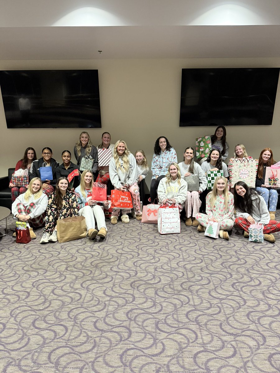 ecu__softball's tweet image. Happy Holidays from Greenville!
Lots of giggles, gifts, and good food tonight; we are so thankful 🎄💜

#GoPirates #WeBelieve