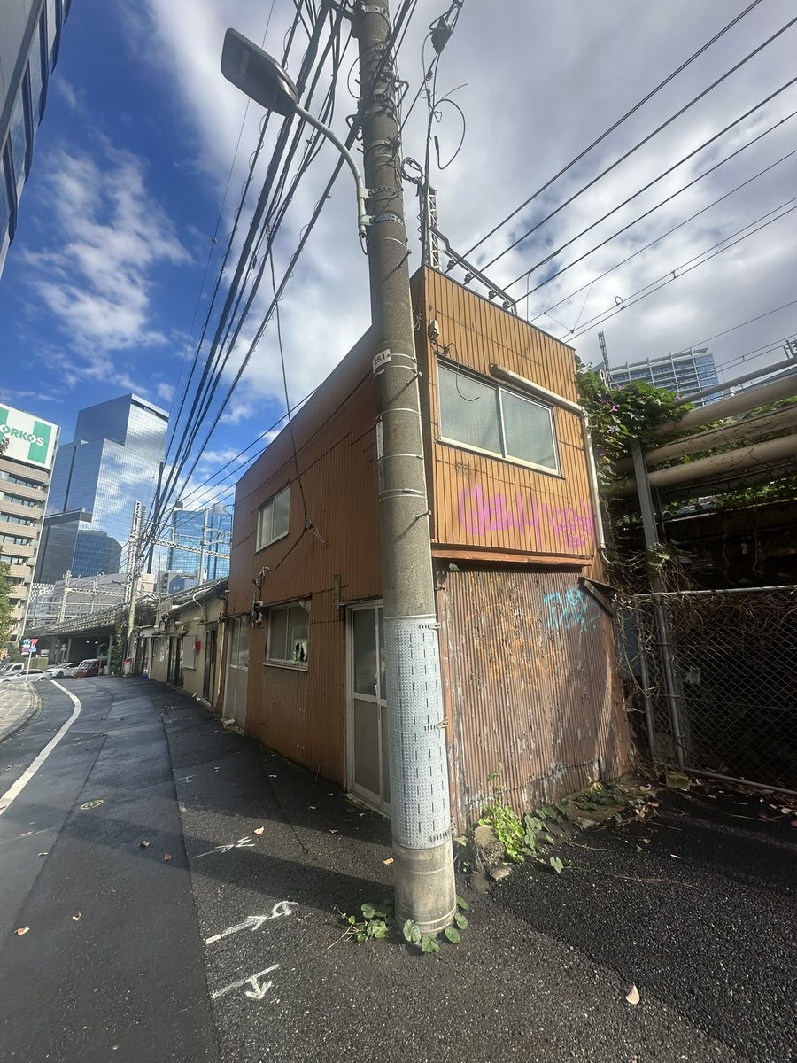 先日、田町ら辺で見つけたこの建物も不法占拠なのかな？