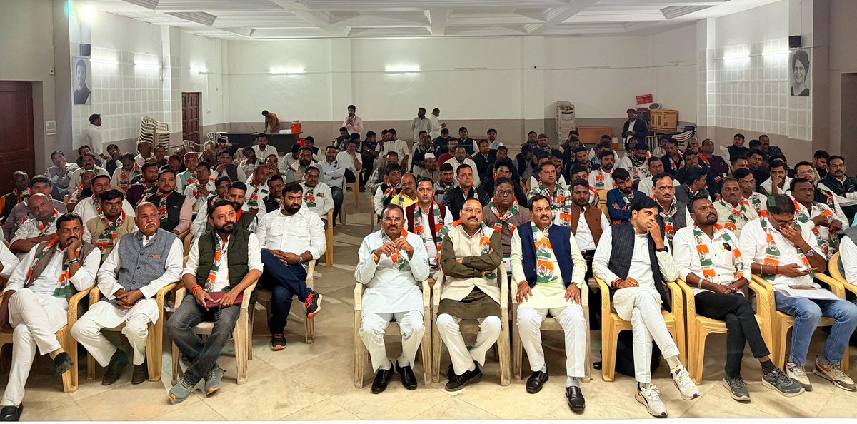 AIKC_MP's tweet photo. आज भोपाल मध्यप्रदेश कांग्रेस कमेटी मुख्यालय, भोपाल में किसान कांग्रेस के सभी जिलाध्यक्षों तथा प्रदेश पदाधिकारियों की महत्वपूर्ण बैठक आयोजित की गई मुख्य अतिथि प्रदेशाध्यक्ष श्री जीतू पटवारी जी ,पूर्व मंत्रीगण सज्जन सिंह वर्मा जी,पी सी शर्मा जी,लाखन सिंह यादव जी,पूर्व किसान कांग्रेस अध्यक्ष एवं मुरैना विधायक दिनेश गुर्जर जी,उप नेता प्रतिपक्ष हेमंत कटारे जी,विधायक गण बाबू जंडेलजी,पंकज उपाध्याय जी,सेवादल अध्यक्ष अवनीश भार्गव जी,श्री प्रदीप अहीरवार जी,श्री अमित शर्मा जी,पुनीत टंडन जी राष्ट्रीय किसान कांग्रेस के पदाधिकारी कुलदीप पटेल जी किसान कांग्रेस के नितिन राजोरिया जी,फिरोज सिदकी जी राणा जी,बरुआ भी उपस्थित रहे ।
@jitupatwari @DharmendraInc