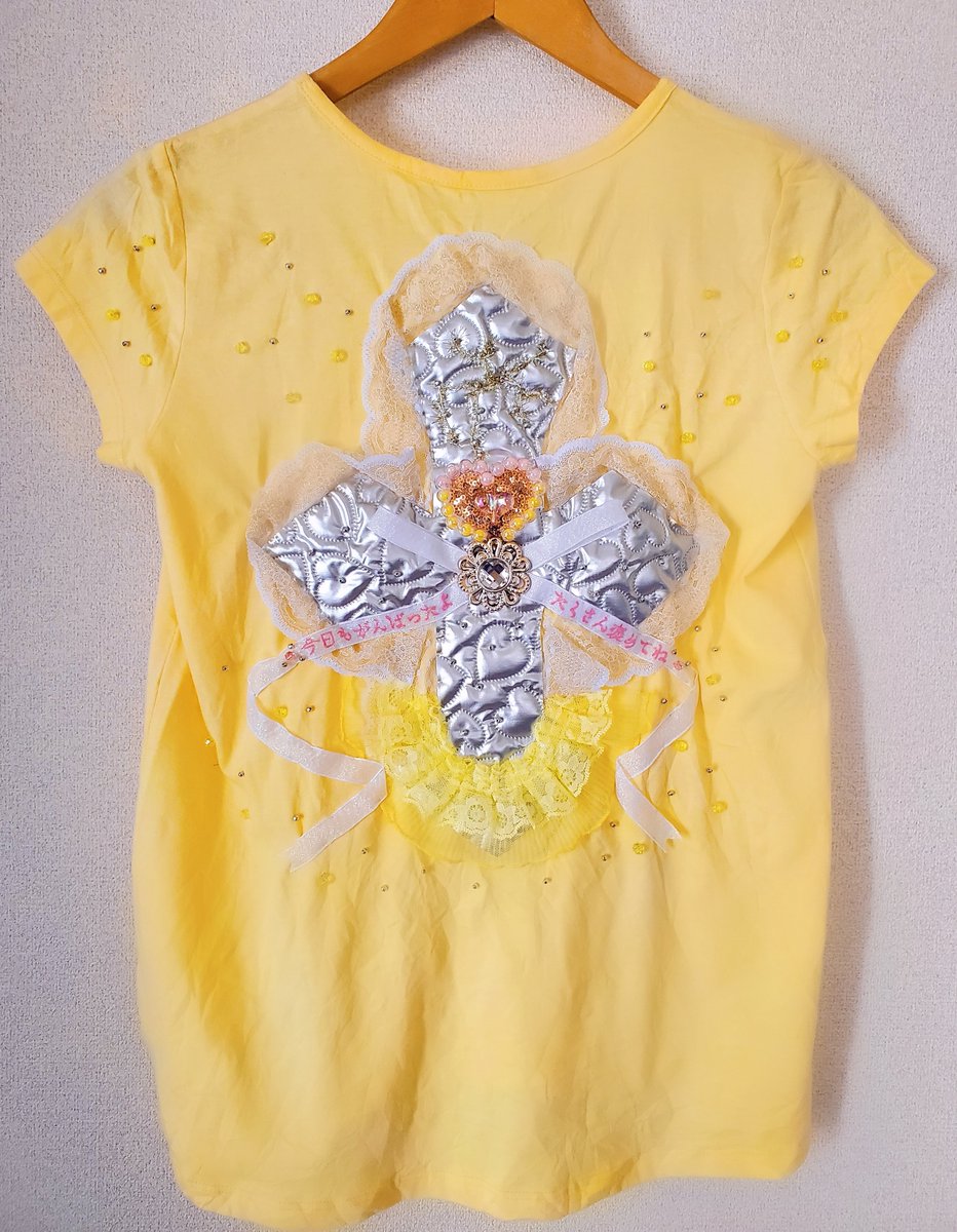 nukuttaa_nyt's tweet image. 前回のthe ALIVE生誕衣装リスペクト＆ぺいにゃむにゃむを応援してるわたしも幸せ者！のキモチと愛を込めてわたしの『the ALIVE』なしあわせの服をつくりました🌻✝️💝🪡 #ぺいにゃむにゃむ生誕祭2025 #moiMoi