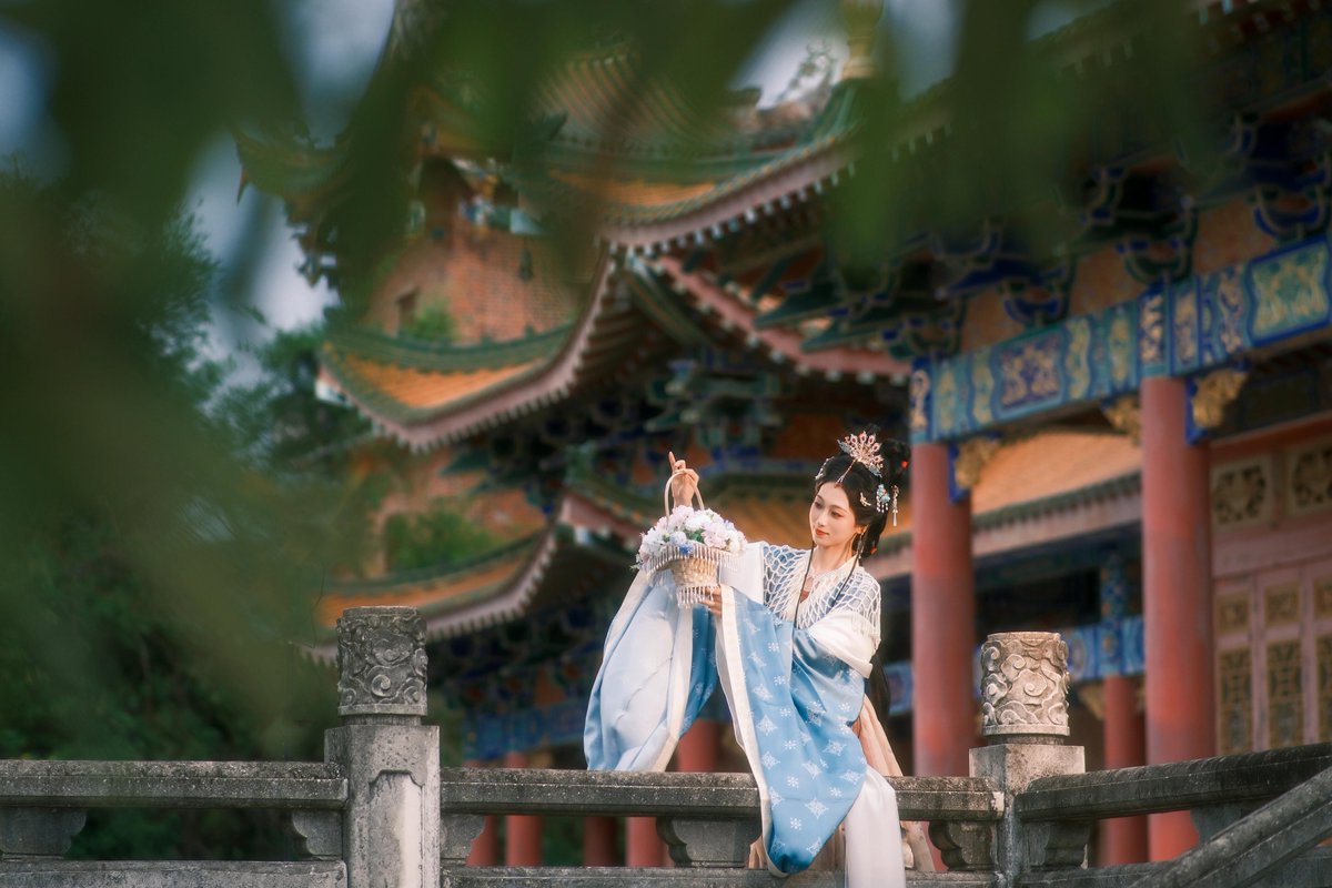 HolaFujian's tweet photo. A stunning blend of Hanfu and ancient architecture.
This Putian girl's Tang-style Hanfu and pearl-and-jade hairpiece bring classic elegance to life.
#Hanfu #TangStyle #Fujian #Putian
@china_athens @EmbSuarezSalvia @ChinaEmbajada @China_Amb_Mdv @embassy_chinese @yuexuankanyue1