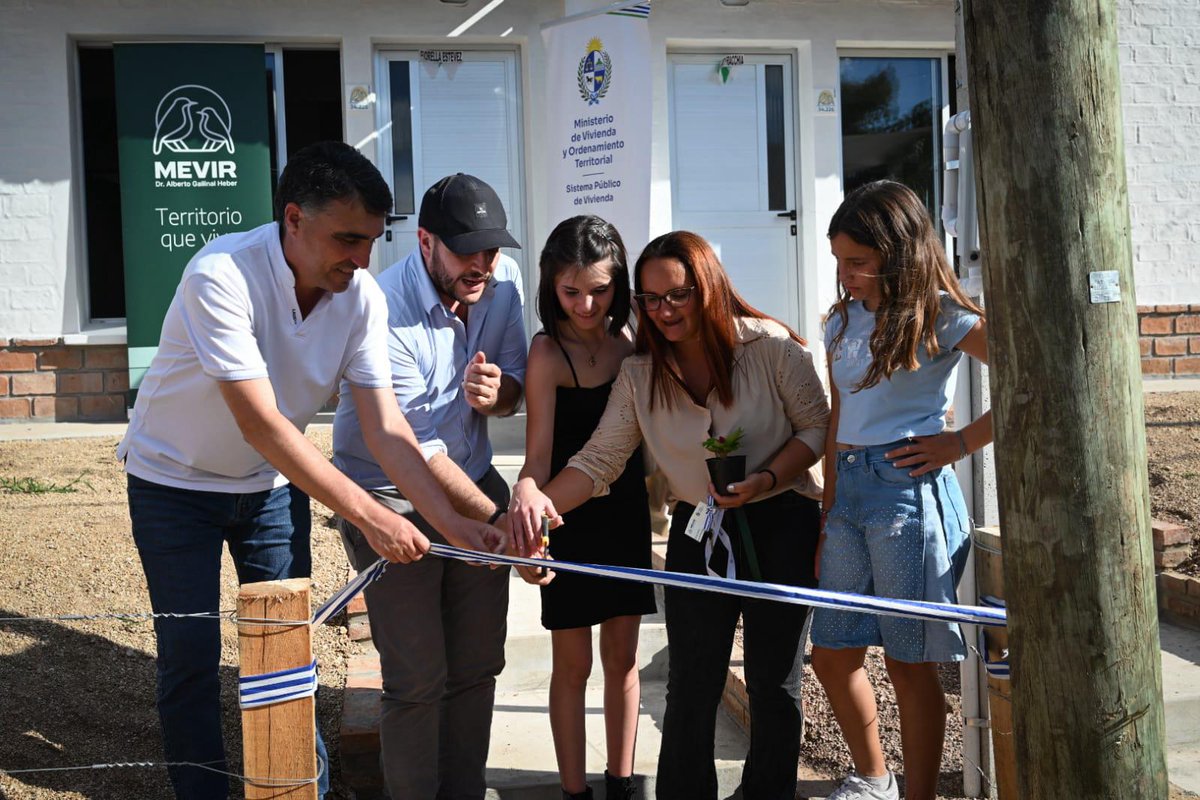 El Ministro (i) <a href="/chdica/">Christian Di Candia</a> , el Presidente de <a href="/MevirOficial/">MEVIR</a> <a href="/AndresLimaFA/">Andres Lima✌️</a> y el Secretario Gral de <a href="/FloridaIDF/">Intendencia de Florida</a> <a href="/JoseLuisCurbelo/">José Luis Curbelo</a> entregaron hoy en Cerro Colorado 55 viviendas a  familias de la localidad 🏠 🔑 

#UnGobiernoDeOportunidades