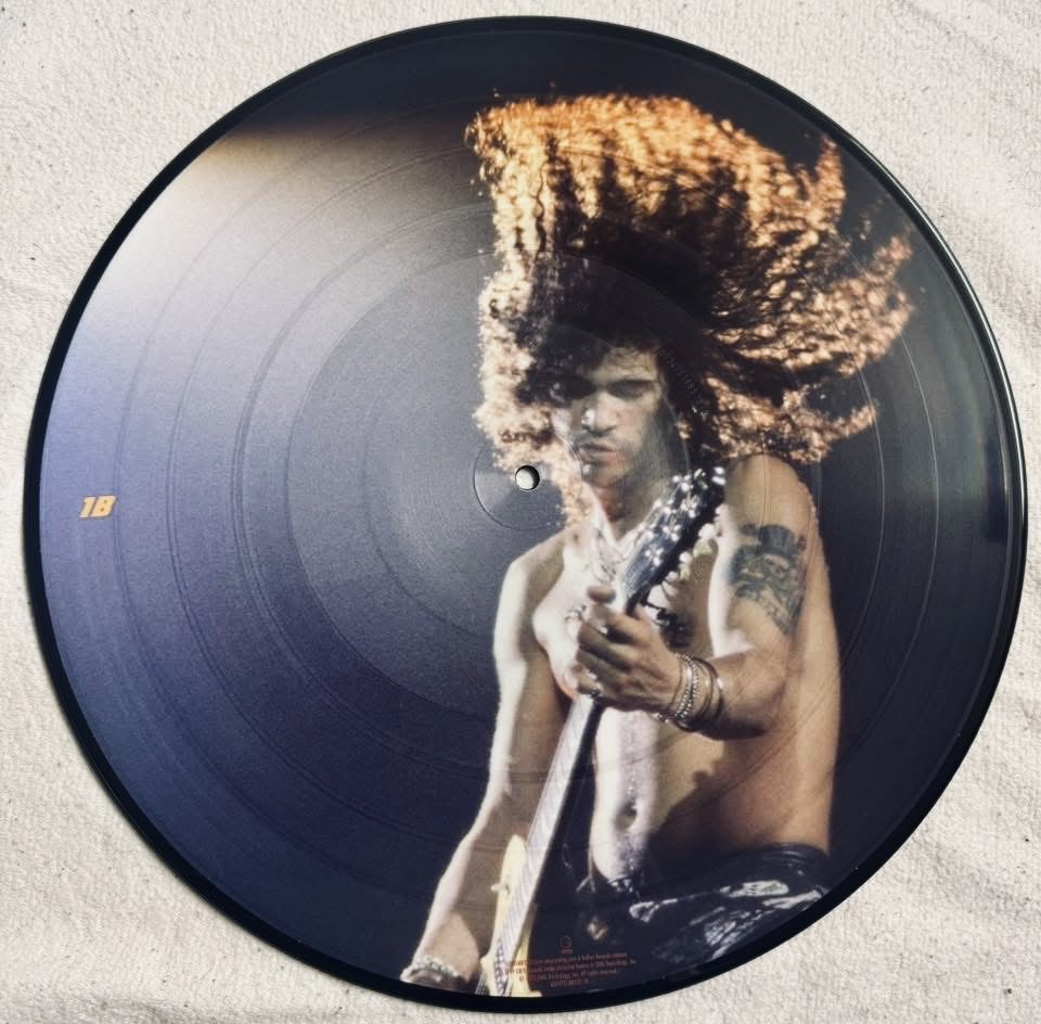 slashworldarg's tweet photo. Asi luce la cara B del disco 1 de la reedición de ‘Live Era 87-93’ con una gran foto de Slash en vivo. 

🤘🎩🌎

#slash #gunsnroses #liveera #gnfnrs #gibsonlespaul #vynil https://t.co/fffzV8NYnI