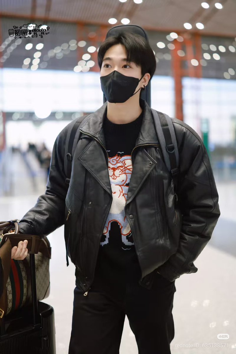 Santa back to short hair bless 🧎‍♀️🧎‍♀️