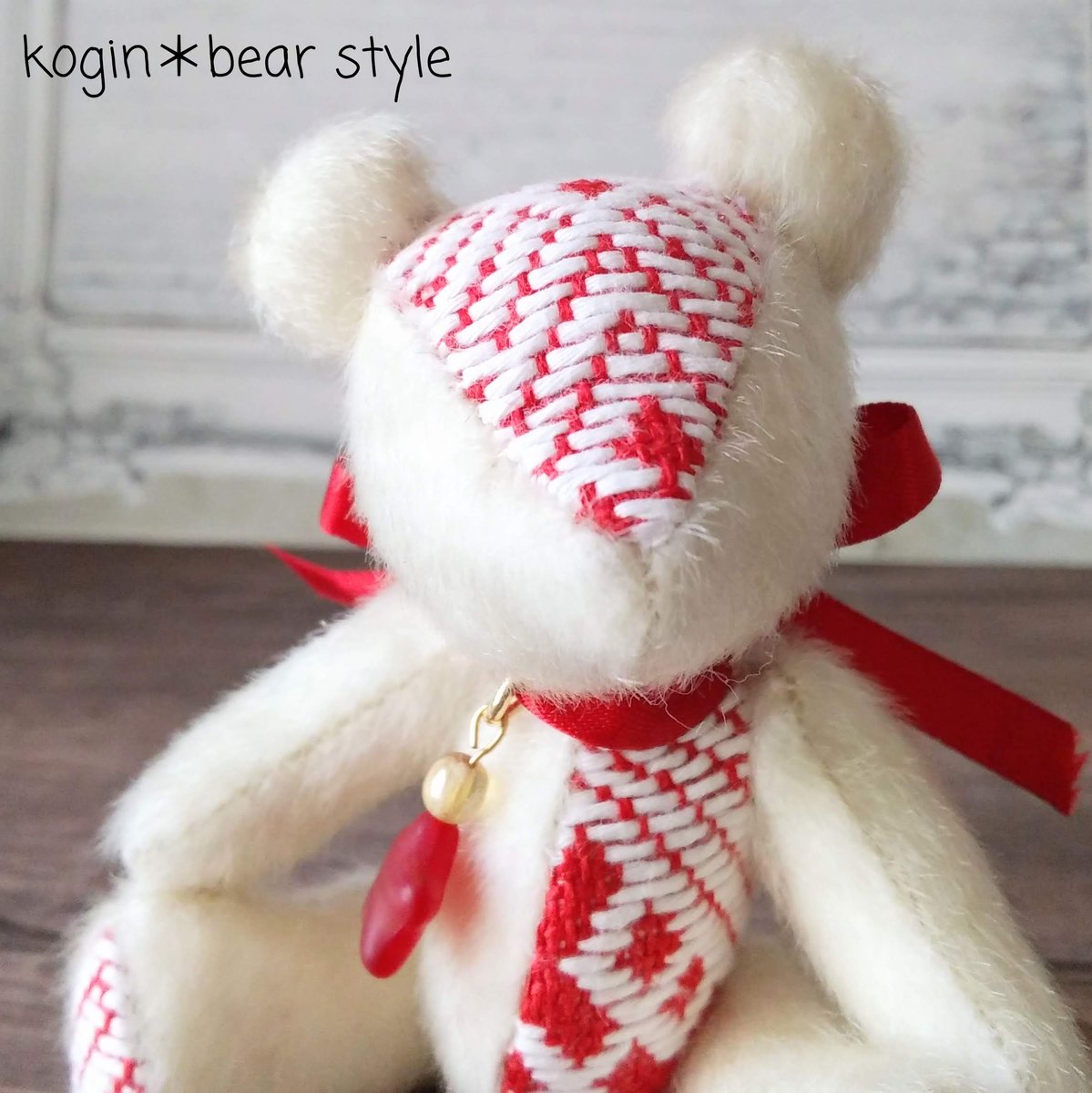 赤と白に、星の意匠がかわいい札幌を代表する建築・札幌市時計台のこぎんクマです。
クリスマスにも！？
座高7cm 6,000円＋送料
ショップ↓
【北海道シリーズ】こぎん刺しのテディベアS 総刺しこぎんクマ　札幌市時計台 - kogin＊bear style iichi.com/listing/item/2… 
#こぎん刺し
#テディベア