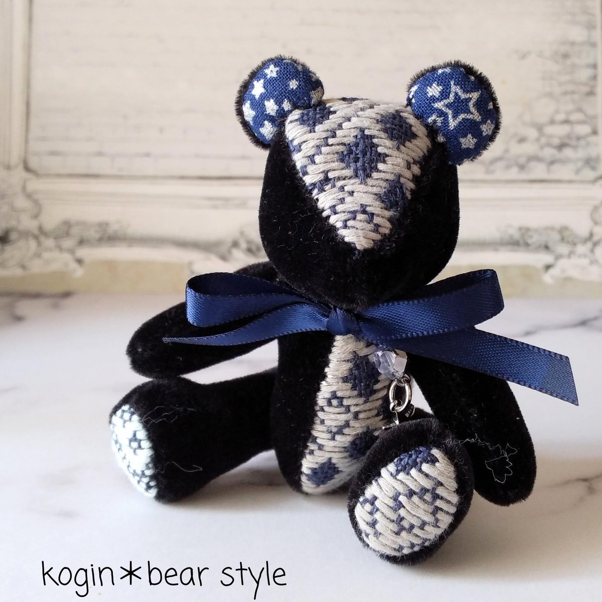 星空がきれいな季節に。
星をイメージした小さなこぎんクマ。
五稜郭と函館の夜景も意識しています。
座高7cm 6,000円＋送料
詳細↓
こぎん刺しのテディベアS 総刺しこぎんクマ　星に願いを。 - kogin＊bear style iichi.com/listing/item/2…
#こぎん刺し
#テディベア