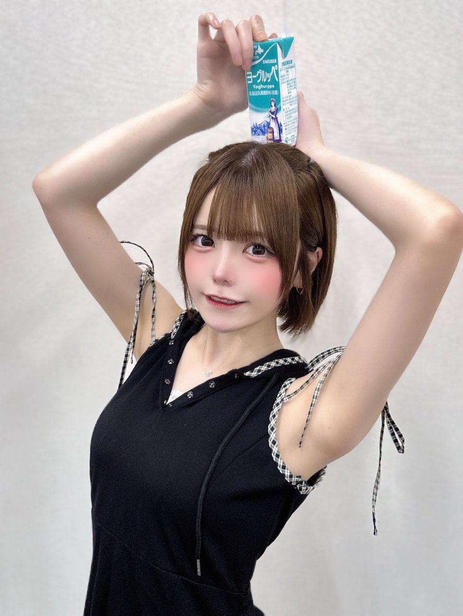 ノースリーブ女通ります。

見たら全員おはようください！！！！