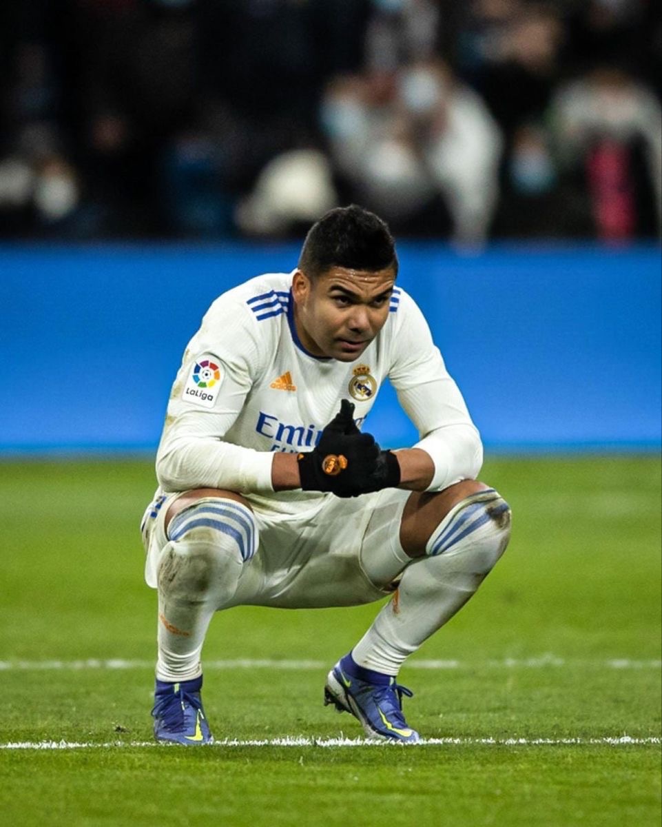 AdriRM33's tweet photo. 🗣️ Casemiro: "Pedí el fichaje de Kylian Mbappé después del partido del Parque de los Príncipes. Hablé con el presidente y le dije: 'Fíchalo, es imposible pararlo. Mi primer encuentro con él fue en la Champions League contra el PSG, nos lo hizo todo. Perdimos 1-0 con su gol, fue una locura. Pasará a la historia del fútbol. No siempre podemos pedirle un partido de 9/10, pero nunca baja de 7.5 u 8."