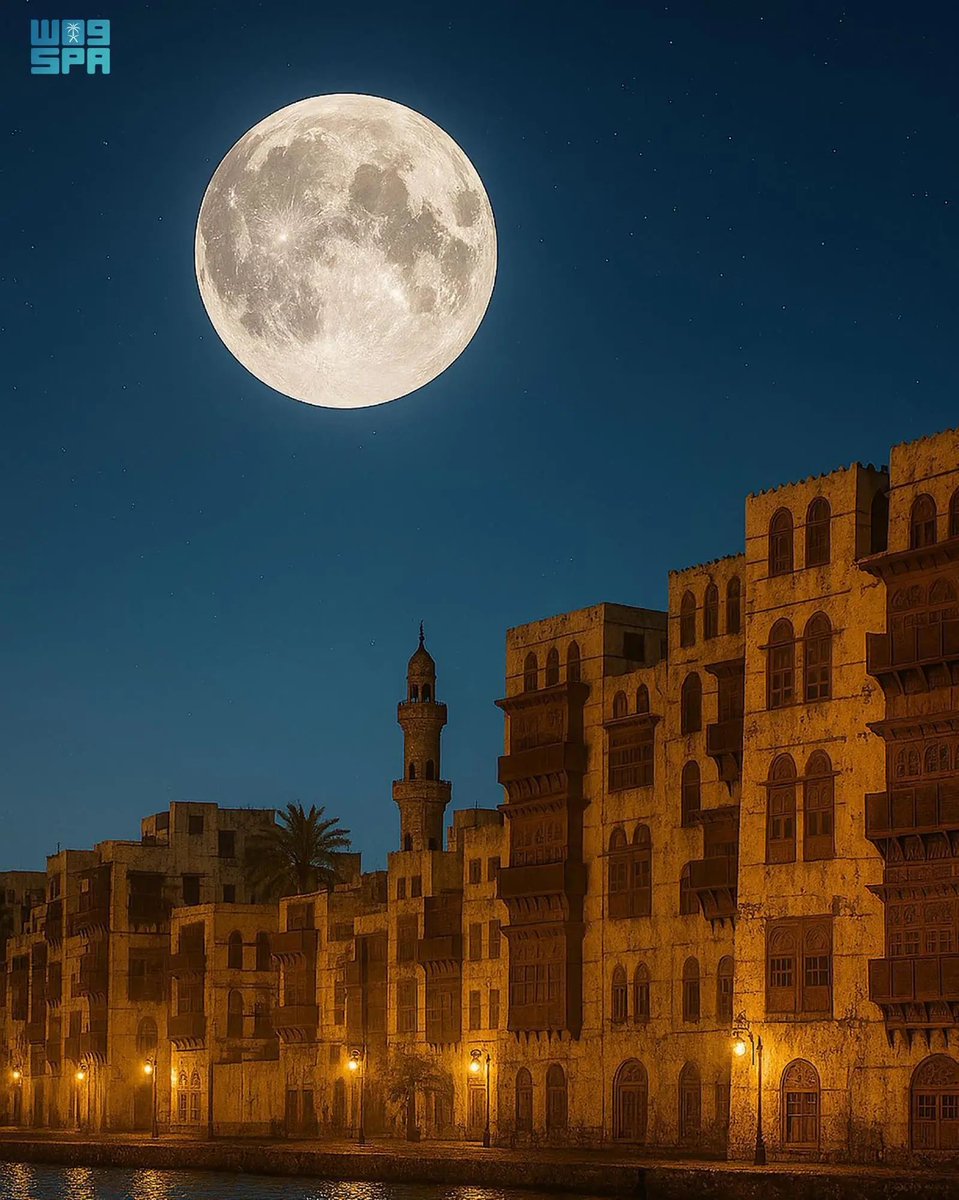 في مشهد ساحر ..

القمر العملاق يُضيء سماء المملكة اليوم .

-