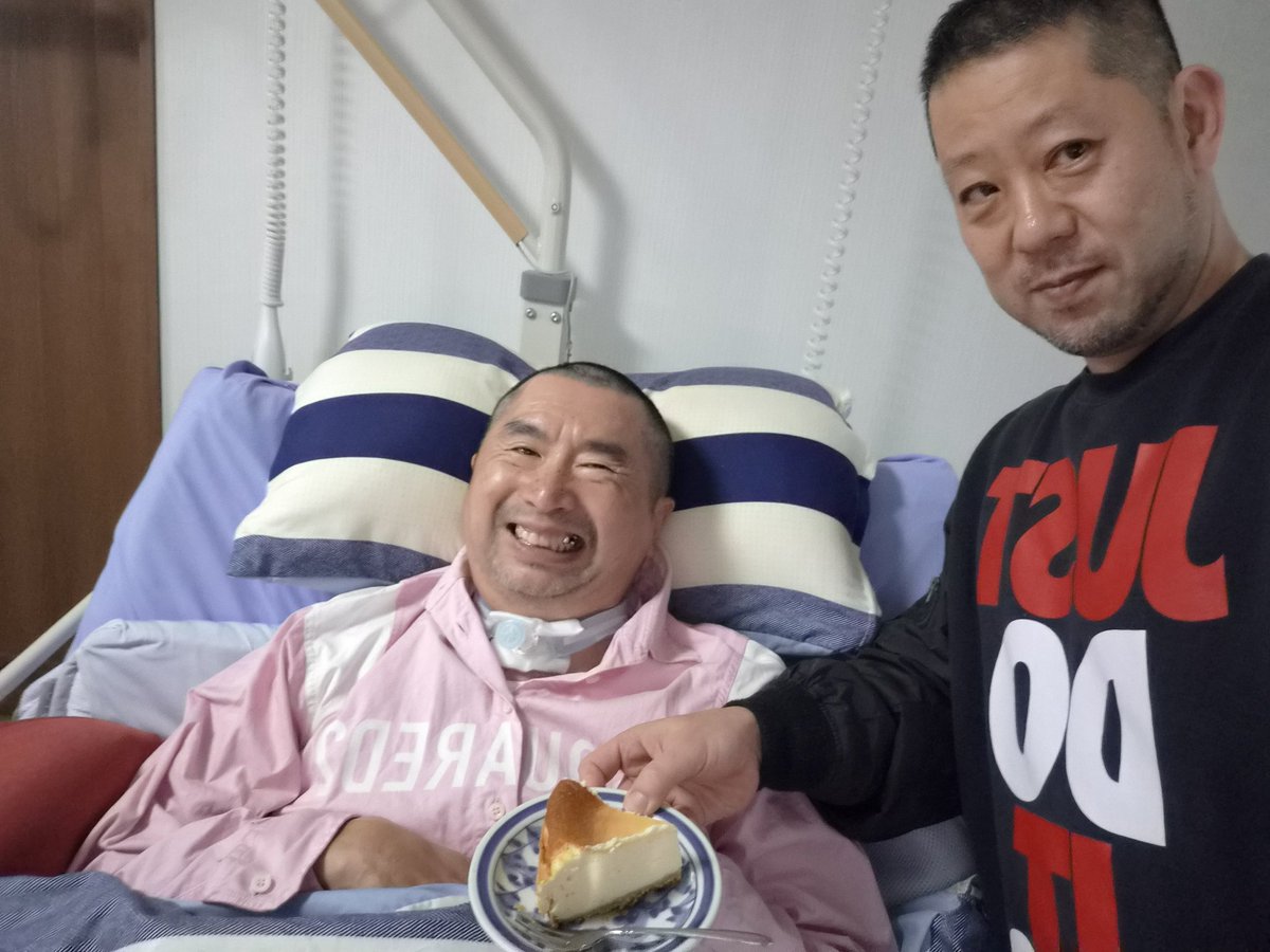 昨日、お友達が遊びに来てくれました。
ゆうじさんはお手製のチーズケーキを持ってきてくれて、みんなで美味しく頂きました。
ごちそうさまでした。