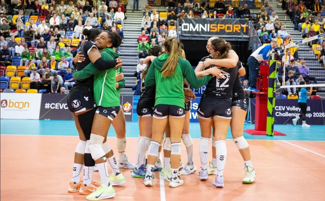 CAVEsquimo's tweet image. 🇪🇺💚 VICTORIAAAA EUROPEAAAAA PARA SER EQUIPO DE OCTAVOS DE FINAAAAAAL!!!! 

🤪 Vencimos en el set de oro 11-15 y seguimos SOÑANDO en EUROPA 

📸 @rudybiek 

#SomosCajasol #SomosEsquimo