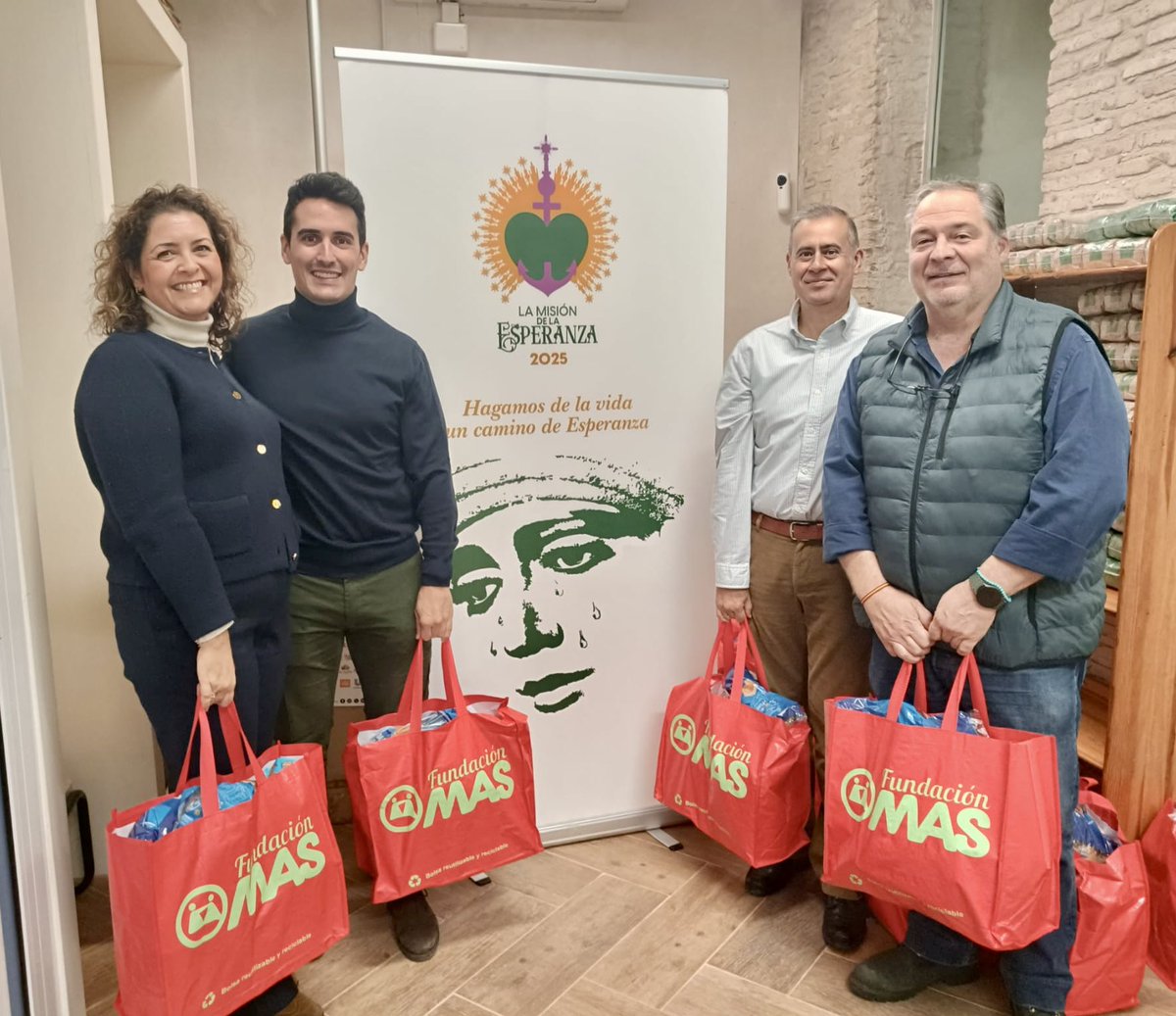 OBRA ASISTENCIAL | En el marco de su iniciativa 100.000 Kilos de Ilusión, la <a href="/SomosFundMAS/">Fundación MAS</a> ha entregado a nuestra hermandad lotes navideños, que serán repartidos entre las familias con mayores necesidades.

Desde la hermandad Sacramental de la Esperanza de Triana, expresamos