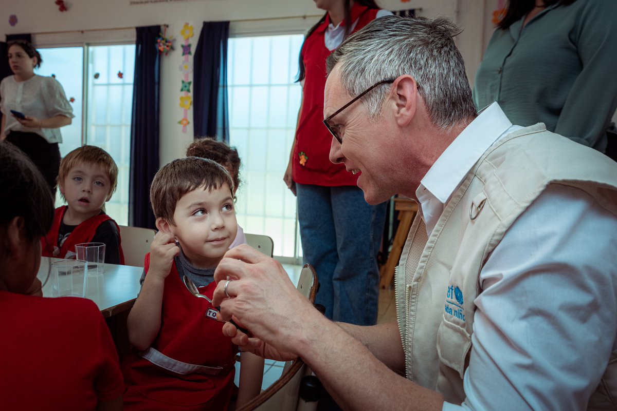 UNICEFargentina's tweet photo. Más tarde, durante un almuerzo con intendentes de la provincia, se compartieron los resultados de la implementación de la iniciativa #MUNA, reconociendo el compromiso de los municipios en fortalecer la gestión local para garantizar los derechos de niñas, niños y adolescentes.

La agenda cerró con una visita a un Centro de Primera Infancia, donde se pudo observar en territorio cómo se implementa la Estrategia Provincial de Primera Infancia y cómo las políticas públicas acordadas se traducen en mejoras concretas para chicas y chicos.