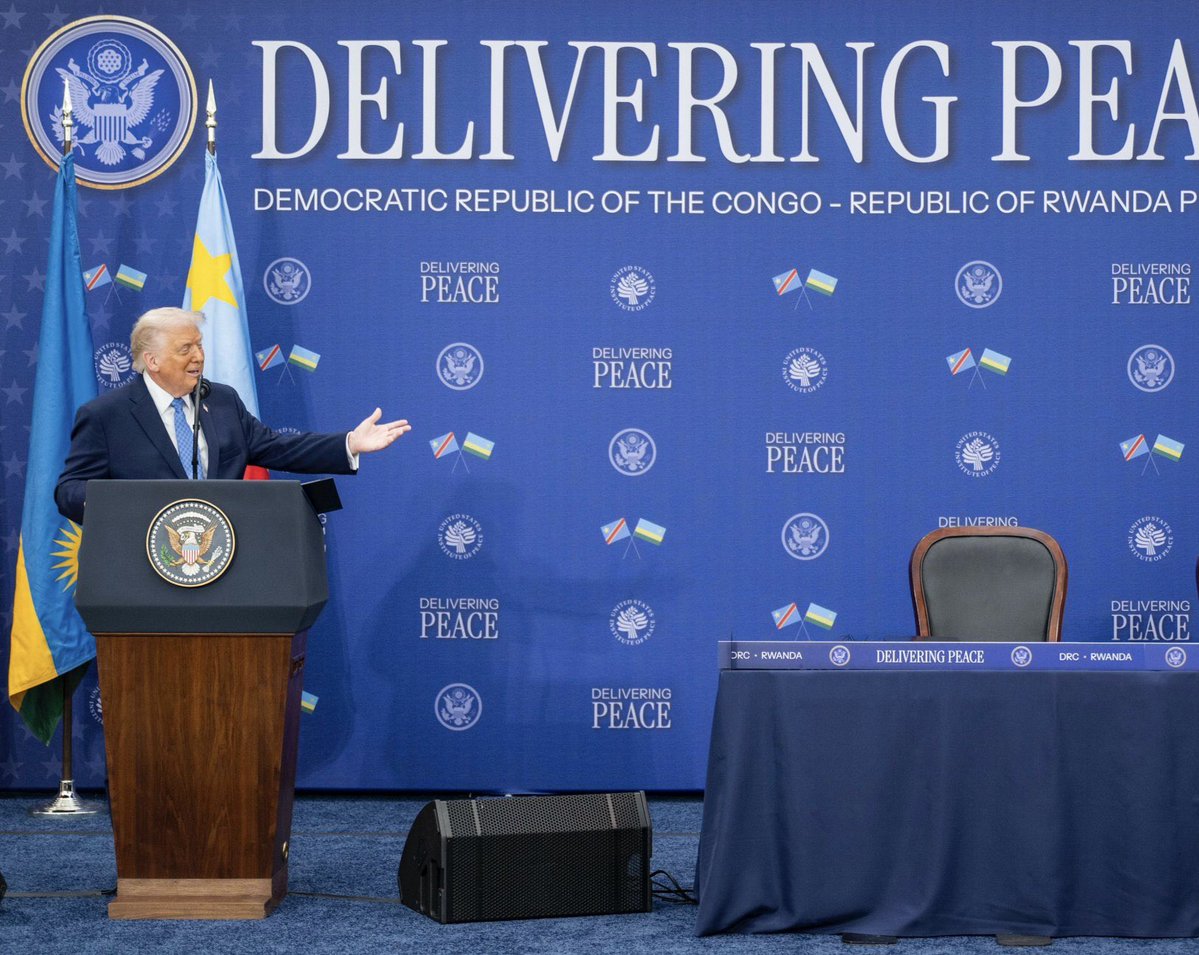 Chronikeco34789's tweet image. #RDC-Rwanda:Après la signature de l’accord de paix à Washington,une journaliste interroge Trump sur le retrait des troupes rwandaises de la RDC.
Trump répond : «Vous le verrez très vite. Ce qui semblait impossible est possible, un véritable miracle. Résultats immédiats à venir.»