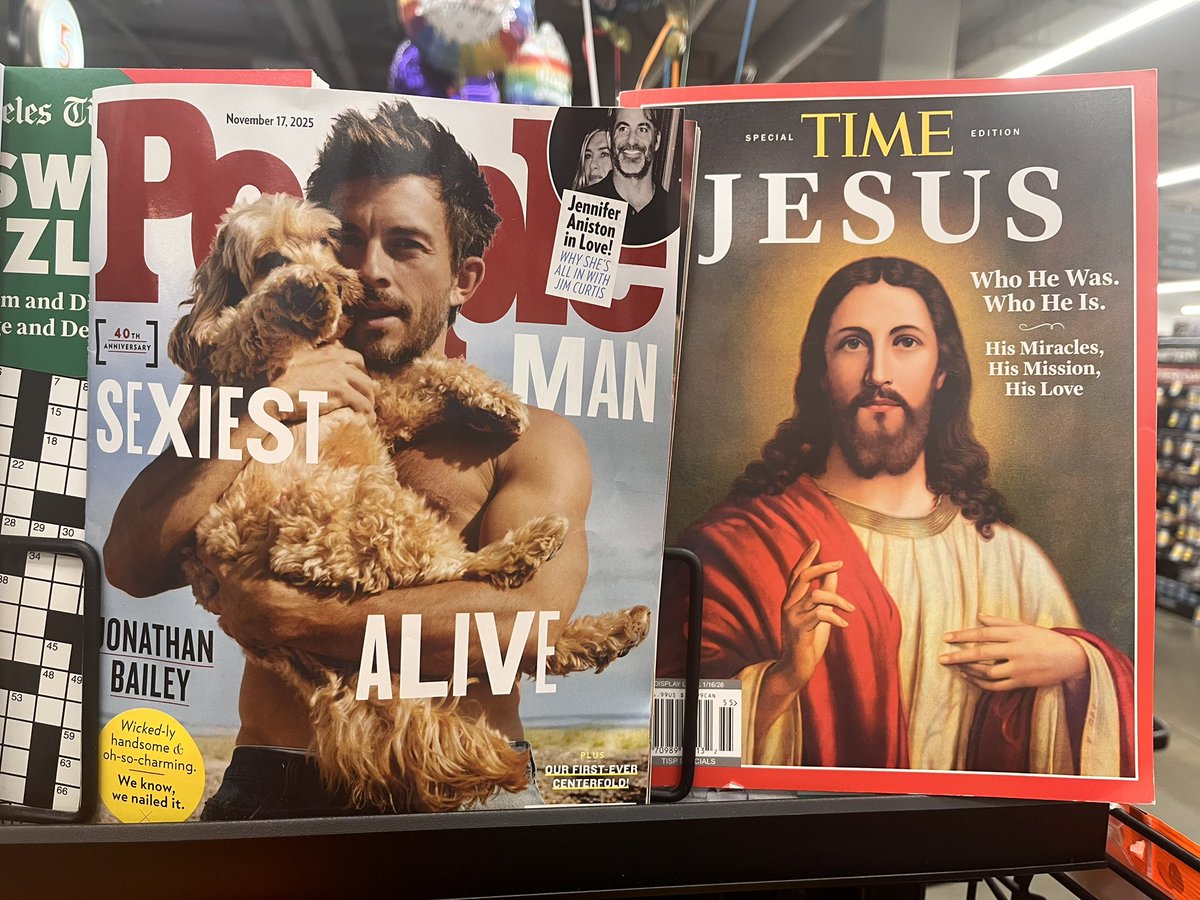 Selección de revistas expuestas en la caja del supermercado:

“El hombre vivo más sexy”.
“Jesucristo”. Edición especial de Time.

Estados Unidos en esencia.